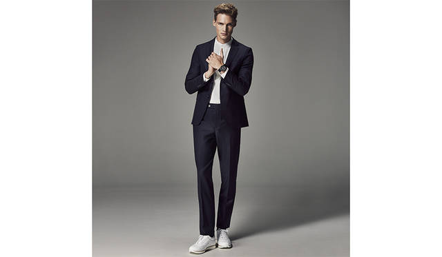 <strong>SEIKO×GIUGIARO DESIGN</strong><br> ムーブメント｜クオーツ、 ケース素材｜SS、プラスチック、 ストラップ素材｜シリコン、 防水｜200m、 重さ｜88g、 価格｜4万5000円（税別）