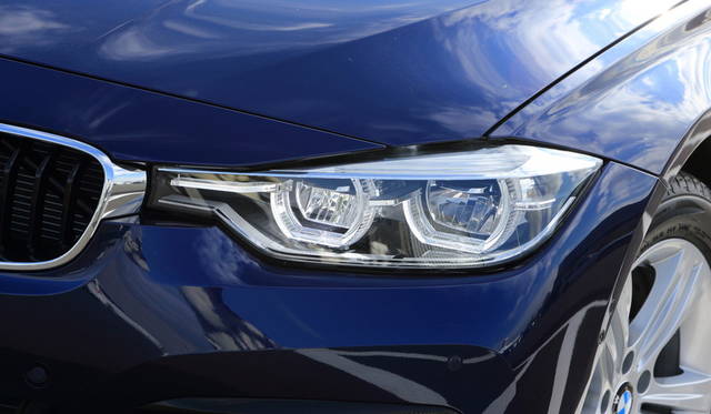 写真の318i Sportの外板色メディテラニアンブルーはオプション