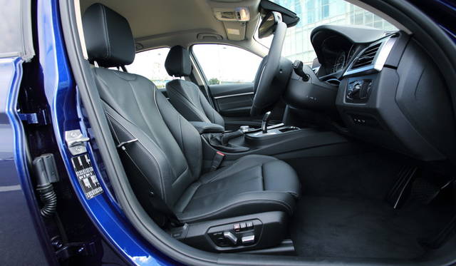 318i Sportにはオプションのダコタレザーシートが備わる（29万2000円）