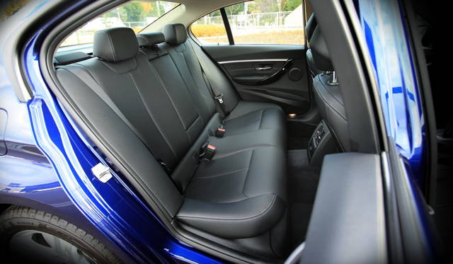 318i Sportにはオプションのダコタレザーシートが備わる（29万2000円）