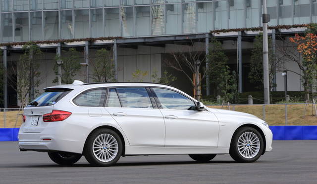 写真は318iツーリングLuxury（511万円）