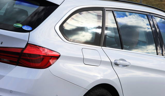 318iツーリングLuxuryの外板色はオプションのミネラルホワイト