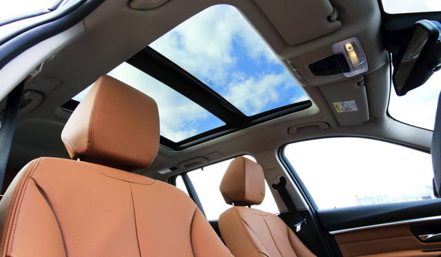 試乗した318iツーリングLuxuryは電動パノラマガラスサンルーフ（22万1000円）を備えていた