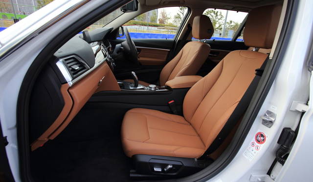318iツーリングLuxuryのシートはオプションのダコタレザー（色はサドルブラウン）