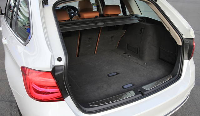 ツーリングのカーゴルームの容量は495リッター