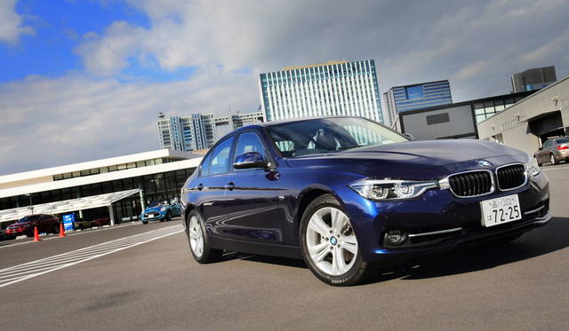 写真のセダンは318i Sport（467万円）