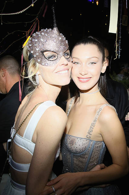 Eva-Herzigova-and-Bella-Hadid エヴァ・ハーツィゴヴァ、ベラ・ハディット