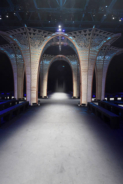 Versace-Men-FW17Versace-Men-FW17_Showspace_-(1)