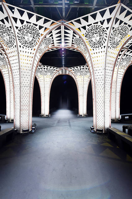 Versace-Men-FW17Versace-Men-FW17_Showspace_-(2)