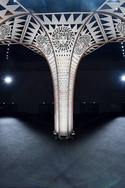 Versace-Men-FW17Versace-Men-FW17_Showspace_-(7)