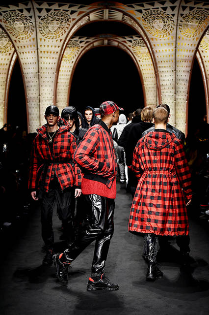 Versace_Men_FW17_Parade_-(12)
