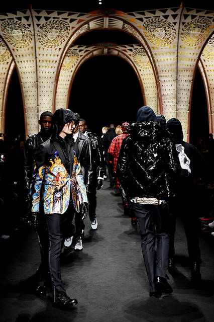 Versace_Men_FW17_Parade_-(13)