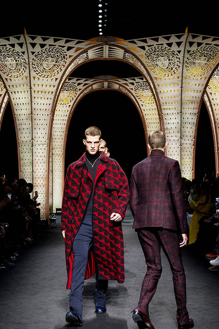 Versace_Men_FW17_Parade_-(6)