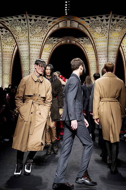 Versace_Men_FW17_Parade_-(7)