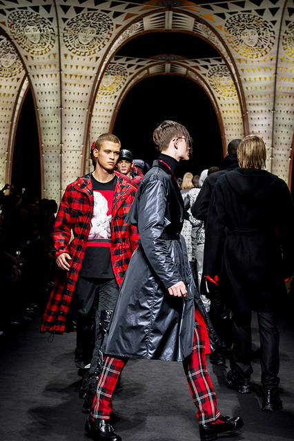 Versace_Men_FW17_Parade_-(8)
