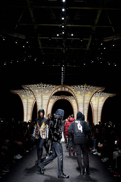 Versace_Men_FW17_Parade_-(9)
