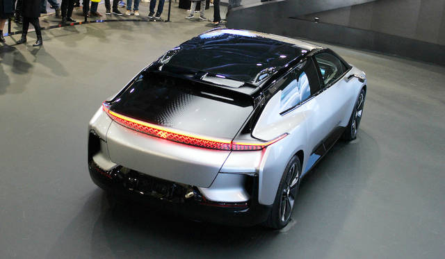 ファラデイ・フューチャーFF91。「0-60mph加速は、テスラ・モデルSの2.5秒に対して、2.39秒」などと、仮想敵を露骨に意識したスペックが並べられている。2018年からネヴァダで生産開始が予定されている