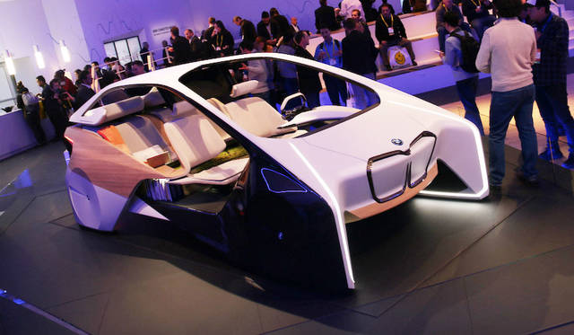 BMWは昨年に引き続き、屋外に独立したパビリオンを設営した。中央には近未来のダッシュボード「HoloActive Touch（ホロアクティブ タッチ）」のデモンストレーション用キャビンが置かれた