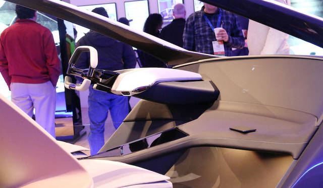 BMWホロアクティブ・タッチを搭載したダッシュボード。浮かび上がるホログラムに向けたジェスチャーだけで、さまざまな機能のコントロールが可能