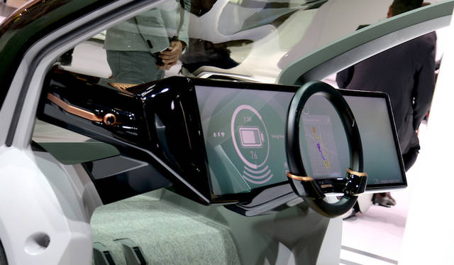 ホンダNeuVコンセプトのダッシュボード。大画面ディスプレイは、自動運転時代のインフォテインメントにおける必須アイテムとなるか