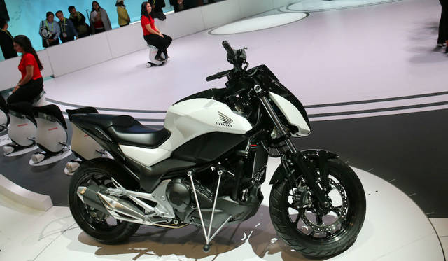 ホンダ・ライディング・アシスト。ASIMOなどで培った技術を応用した「倒れないバイク」。過度な傾斜を補正して転倒を防止するとともに、停車時も自立可能。今回のCESで3つのアワードを受賞した