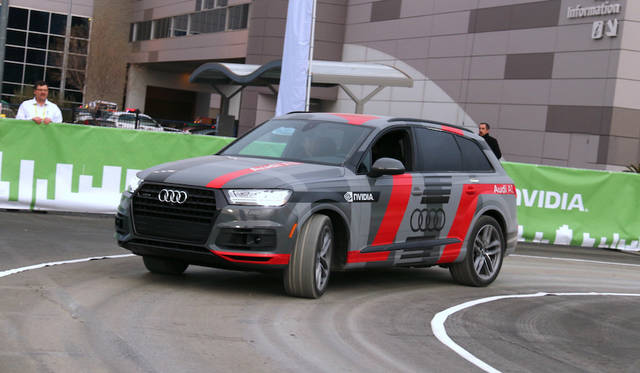 アウディは半導体企業NVIDIAとともに、屋外でAIによる自動運転車の同乗デモを行った。運転席には誰も乗っていない。すでに通常のルートを記憶している車両は、工事現場の臨時信号を認識すると、自動的に迂回路に入る