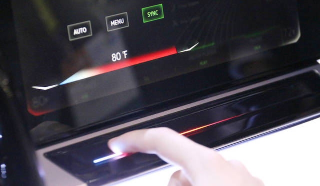 フォルクスワーゲンが展示した近未来のダッシュボード「デジタルコクピット」から。エアコン調節はスマートフォンに見られるように、指に振動のフィードバックがあるハプティクス・タッチが採用されている