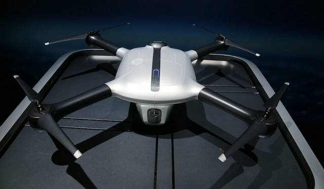 メルセデスベンツは未来のデリバリー用EVを想定した「ヴィジョン・ヴァン」を米国プレミア。ルーフには配達用ドローンが2基装備されている。2キロまでの荷物を半径10キロ以内に届けることができる