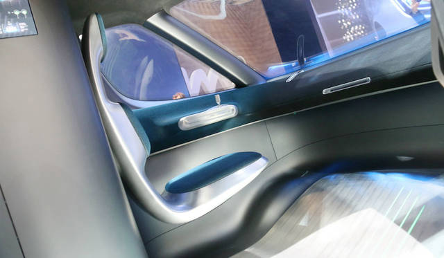 メルセデスベンツ「ヴィジョン・ヴァン」。ステアリングホイールを廃し、ドライバー左側のジョイスティックで操縦する。