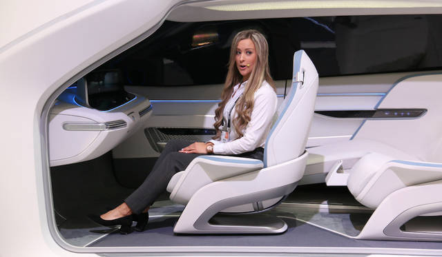 スマートハウス×自動車との連携を説明するヒュンダイのステージで。同社はシスコとクラウドベースのコネクティビティを研究中。また、世界初の車内CO2センサーもアピール。二酸化炭素が増えるとエアコンを自動調節するほか、リラックスできる音楽が選択されて流れる