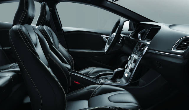 ボルボの代名詞ともいえる「歩行者エアバッグ」や「歩行者・サイクリスト検知機能付き追突回避・軽減フルオートブレーキ・システム」などの安全装備も標準装備