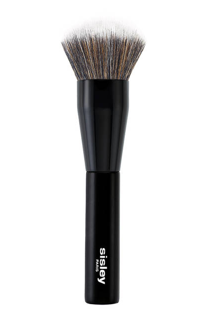 パウダー ブラシ 6800円（税別）<br>形状：丸みのある高密度のブラシ。<br>繊維：ルースパウダーやコンパクトパウダーを塗布するのに最適なウェーブ繊維。<br>使用方法：ケースやコンパクトから直接製品をブラシに取ります。軽く仕上げるには、顔の中心からなでるようにしてパウダーをなじませます。しっかりとカバーしたい場合は、まずＴゾーンに軽くたたくように塗布した後、外側に向かって円を描くようにしてなじませます。