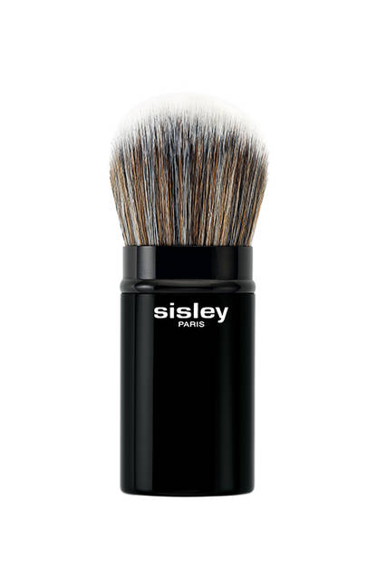 フィト タッチ ブラシ 6500円（税別）<br>形状：丸くカットした形で、毛量が多く非常に高密度。携帯にとても便利なスティックタイプ。<br>繊維：あらゆる種類のパウダーやチークに適したウェーブ繊維。<br>使用方法：フェイスパウダーまたはチークをブラシに取り、顔全体に軽くすべらせます。顔のカーブ部分には軽くたたくようにしてなじませると、メリハリのある顔立ちになります。デコルテメイクにも使用できます。