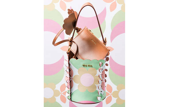 <strong>バケットバッグ(限定)</strong><br /> 価格｜21万2000円（税別）<br /> サイズ｜H18.5×W16 cm<br /> 素材｜山羊革<br /> カラー｜ ピンク×グリーン<br />