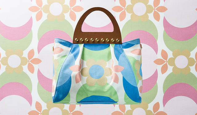 <strong>トートバッグ（先行）</strong><br /> 価格｜16万1000円（税別）<br /> サイズ｜H31×W36.5×D12 cm<br /> 素材｜コットン<br /> カラー｜ブルー×グリーン<br /> <br />