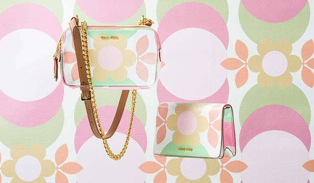 <strong>ショルダーバッグ(先行)</strong><br /> 価格｜16万1000円（税別）<br /> サイズ｜H12×W20×D7.5 cm<br /> 素材｜山羊革<br /> カラー｜ピンク×グリーン<br /> <br /> <strong>クラッチバッグ(限定)</strong><br /> 価格｜10万9000円（税別）<br /> サイズ｜H12×W18×D5 cm<br /> 素材｜山羊革<br /> カラー｜ピンク×グリーン<br /> <br />