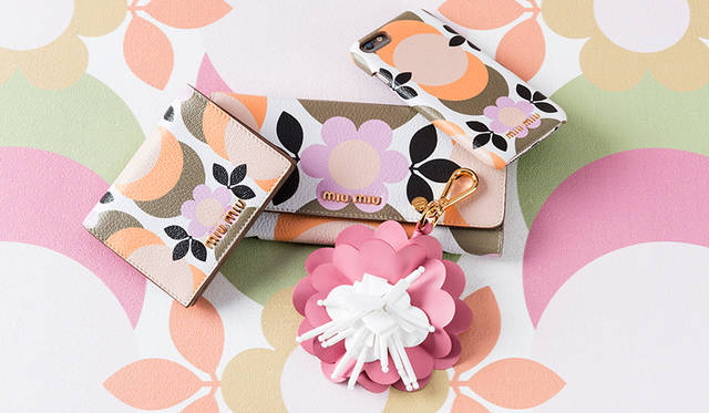 <strong>iPhone ケース（先行）</strong><br /> 価格｜2万4000円（税別）<br /> サイズ｜H14×W7 cm<br /> 素材｜山羊革<br /> カラー｜オレンジ×パープル・ピンク×グリーン<br /> ※6、6S、7対応<br /> <br /> <strong>長財布（先行）</strong><br /> 価格｜6万9000円（税別）<br /> サイズ｜H9.5×W19.3 cm<br /> 素材｜山羊革<br /> カラー｜オレンジ×パープル・ピンク×グリーン<br /> <br /> <strong>二つ折り財布（先行）</strong><br /> 価格｜3万9000円（税別）<br /> サイズ｜H8.5×W11.2 cm<br /> 素材｜山羊革<br /> カラー｜オレンジ×パープル・ピンク×グリーン<br /> <br /> <strong>キーチャーム（先行）</strong><br /> 価格｜2万8000円（税別）<br /> 素材｜牛革<br /> カラー｜ピンク×ホワイト<br />