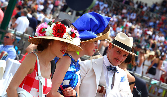 ロンジンがサポートする世界中で開催されるホースレースの大会は、華やかなスタイルで着飾る社交の場でもある。