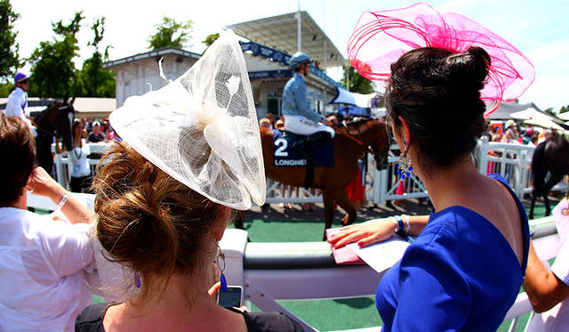 ロンジンがサポートする世界中で開催されるホースレースの大会は、華やかなスタイルで着飾る社交の場でもある。