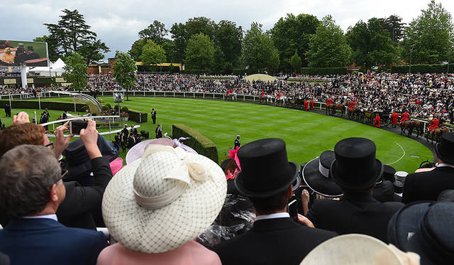 ロンジンがサポートする世界中で開催されるホースレースの大会は、華やかなスタイルで着飾る社交の場でもある。