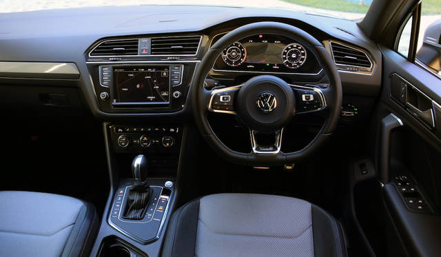 機能主義的な造型で使いやすいコクピット