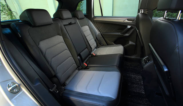 リアシートはバックレストにリクライニング機構つき