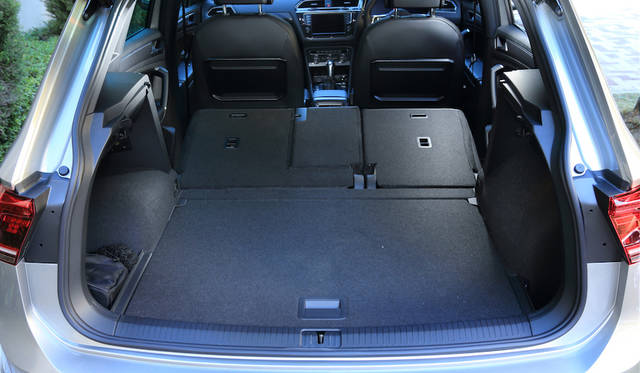 リアシートは60対40でバックレストを倒せる