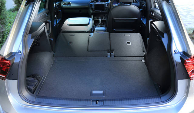 荷室はリアシートを最も前にスライドさせると615リッターもの大容量を確保できる