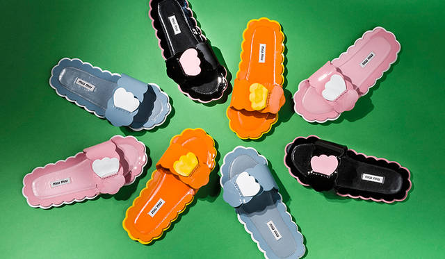 限定商品<br /> 価格｜8万7000円<br /> 高さ｜0.5cm<br /> 素材｜エナメル（羊革）<br /> カラー｜オレンジ/イエロー、ブラック/ピンク、ピンク/ホワイト、 ライトブルー/ホワイト（全4色）<br />