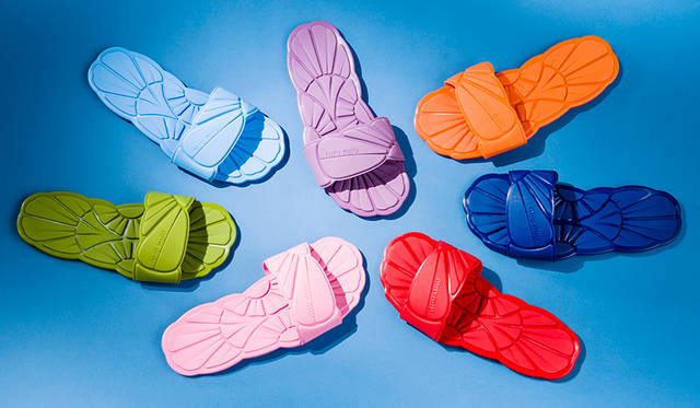 先行発売商品<br /> 価格｜8万7000円<br /> 高さ｜0.5cm<br /> 素材｜エナメル（羊革）とビニール<br /> カラー｜グリーン（全1色）<br />