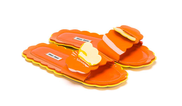 限定商品<br /> 価格｜8万7000円<br /> 高さ｜0.5cm<br /> 素材｜エナメル（羊革）<br /> カラー｜オレンジ/イエロー、ブラック/ピンク、ピンク/ホワイト、 ライトブルー/ホワイト（全4色）<br />