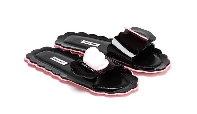 限定商品<br /> 価格｜8万7000円<br /> 高さ｜0.5cm<br /> 素材｜エナメル（羊革）<br /> カラー｜オレンジ/イエロー、ブラック/ピンク、ピンク/ホワイト、 ライトブルー/ホワイト（全4色）<br />