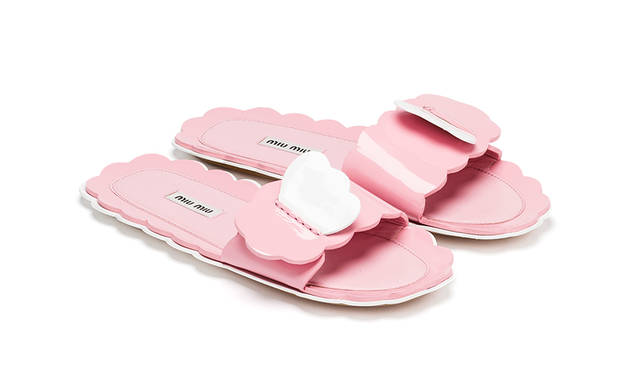 限定商品<br /> 価格｜8万7000円<br /> 高さ｜0.5cm<br /> 素材｜エナメル（羊革）<br /> カラー｜オレンジ/イエロー、ブラック/ピンク、ピンク/ホワイト、 ライトブルー/ホワイト（全4色）<br />