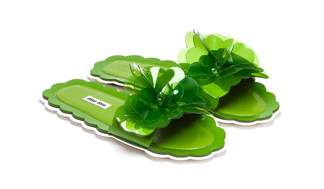 先行発売商品<br /> 価格｜8万7000円<br /> 高さ｜0.5cm<br /> 素材｜エナメル（羊革）とビニール<br /> カラー｜グリーン（全1色）<br />